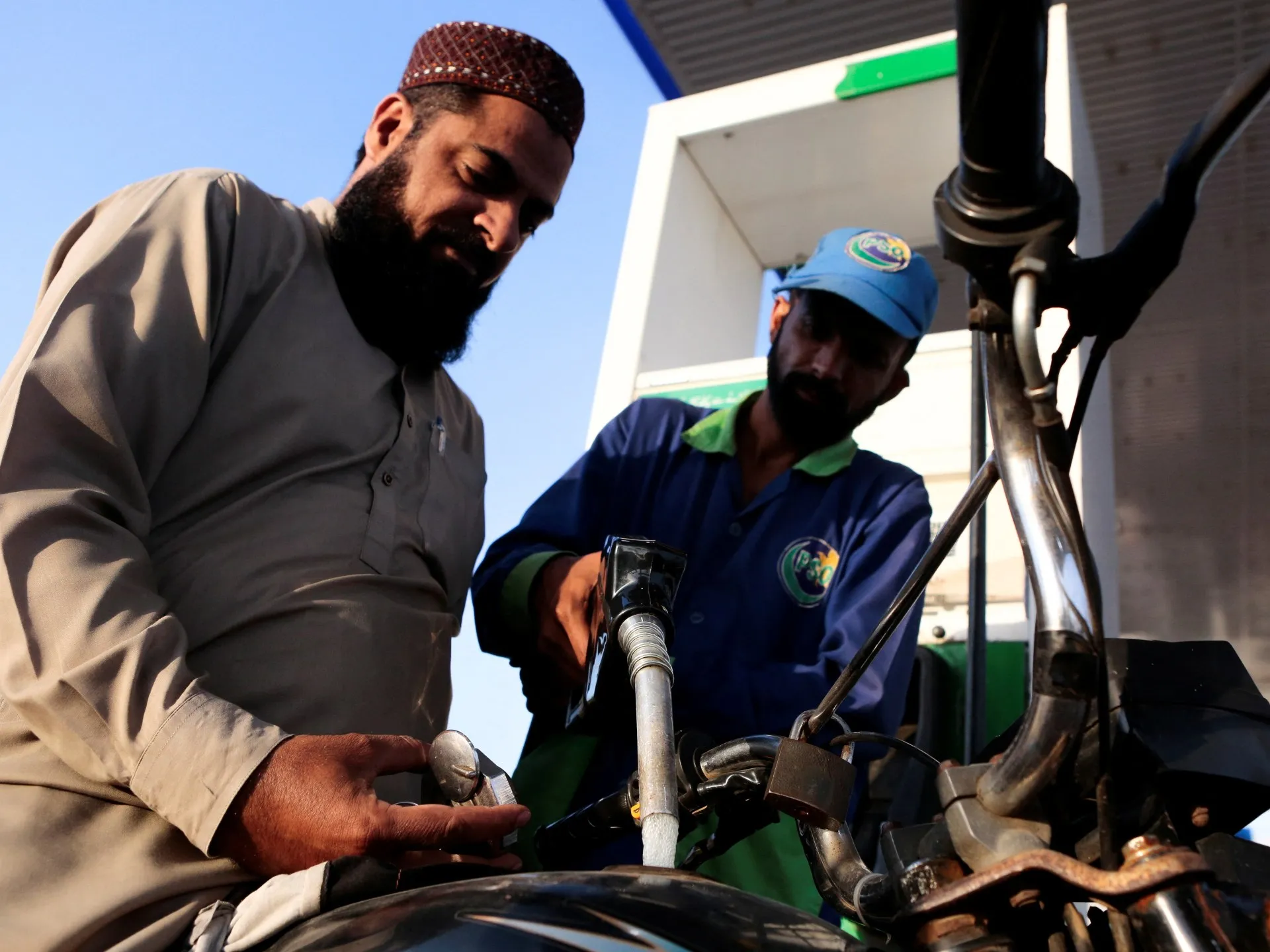 Creșterea vertiginoasă a prețurilor la combustibil în Pakistan amenință cu crize economice și politice