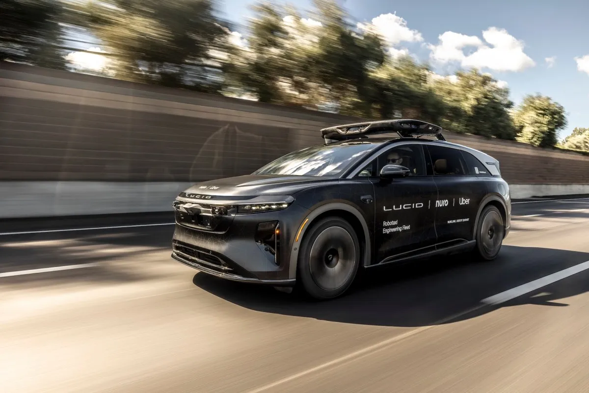 Uber colaborează cu Hertz pentru întreținerea și încărcarea robotaxiurilor Lucid Motors