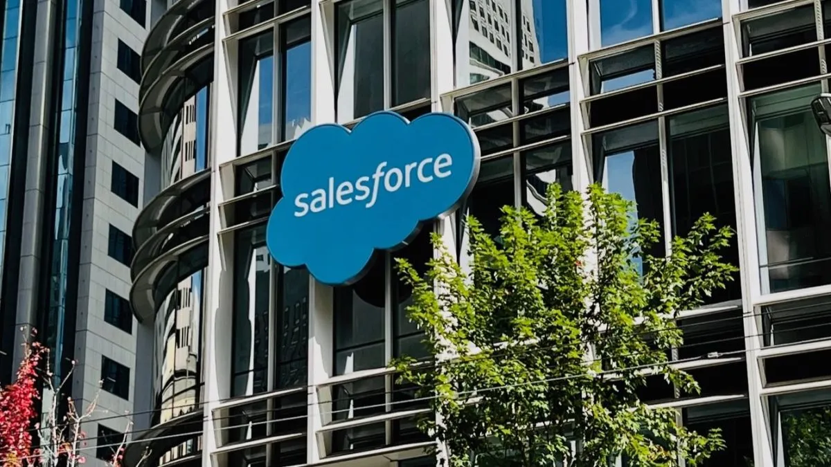 Salesforce își construiește strategia AI cu ajutorul clienților – o abordare inedită în ritmul alert al tehnologiei