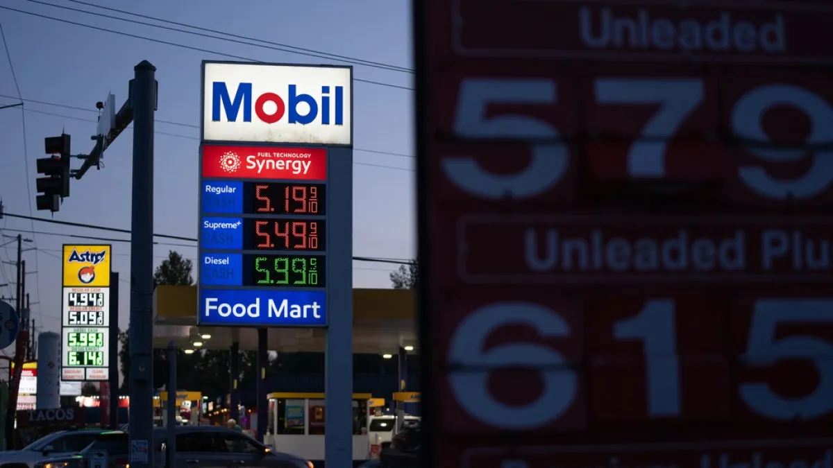 Prețul benzinei în SUA atinge 4,30 dolari pe galon; Trump promite scăderea după războiul cu Iranul