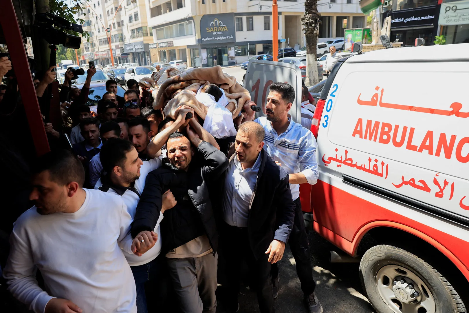 Palestinienii îl plâng pe adolescentul iubitor de fotbal ucis de armata israeliană