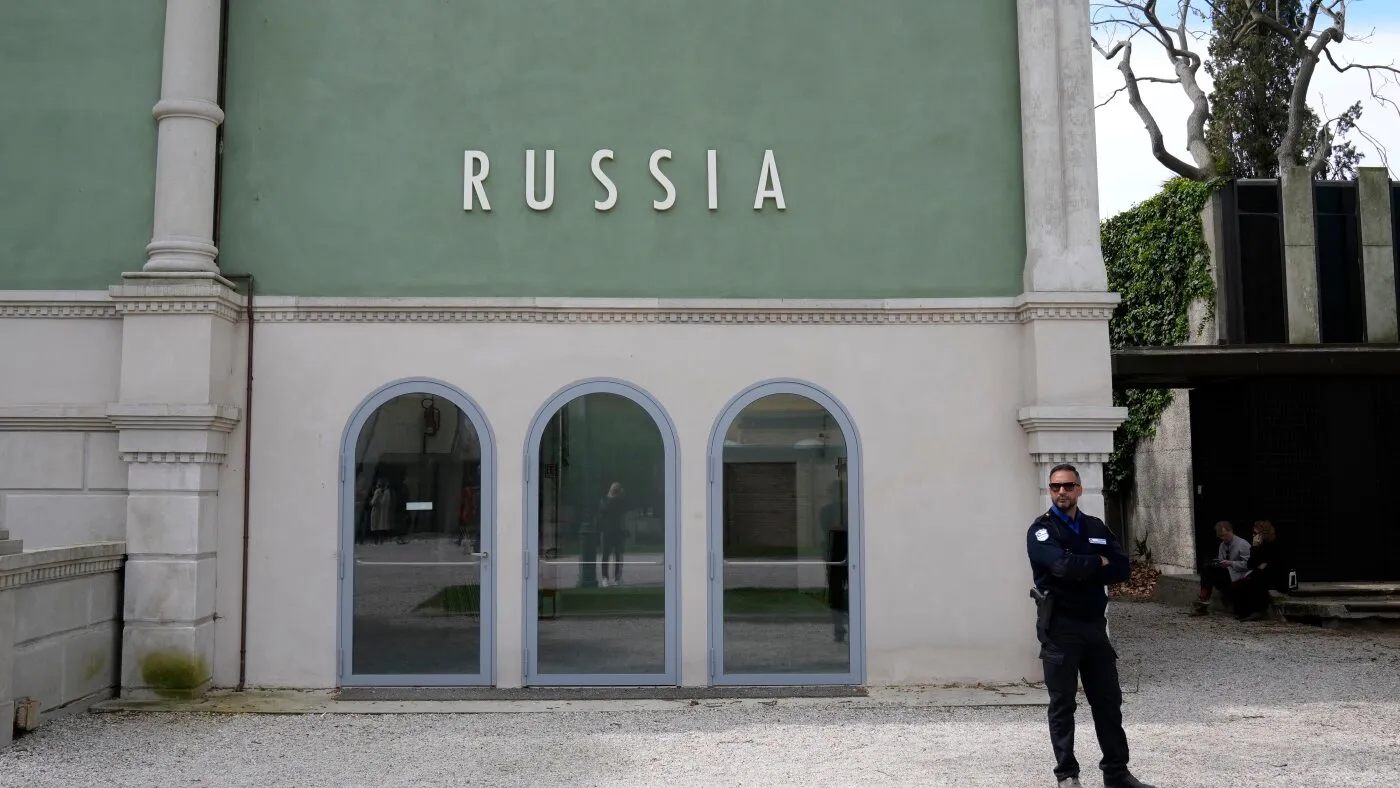 Juriul Bienalei de la Veneția demisionează în plină criză: boicotul Rusiei și interzicerea premiilor pentru țări acuzate de crime împotriva umanității
