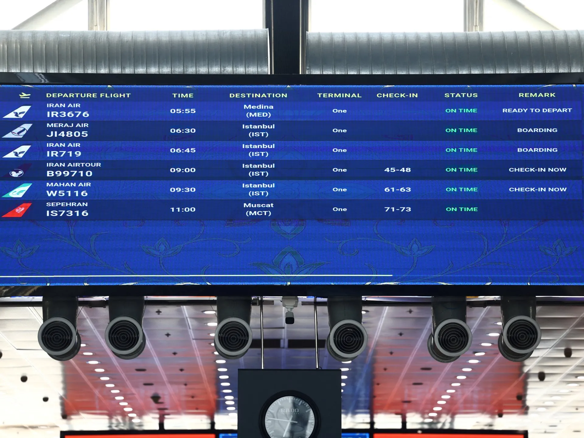 Zborurile comerciale de pe aeroportul principal din Teheran se reiau într-o normalitate precaută