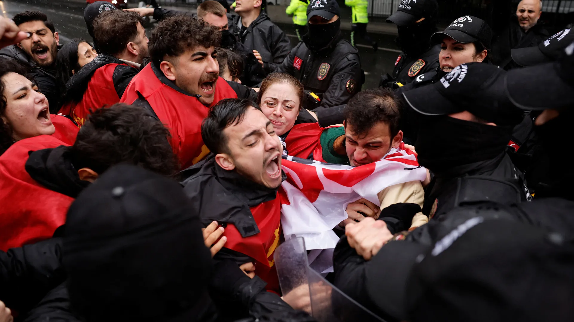 Poliția turcă folosește gaze lacrimogene și arestează sute de persoane la mitingul de 1 Mai