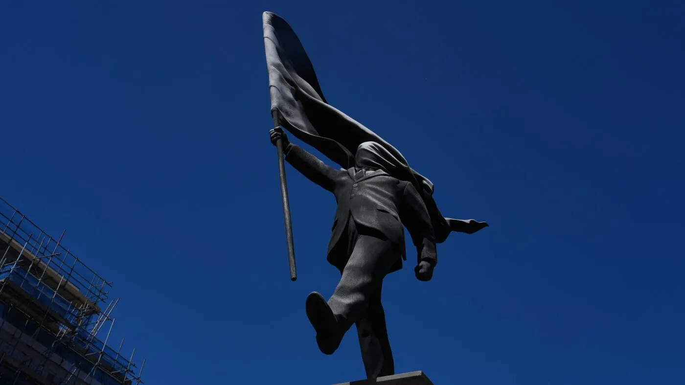 Banksy confirmă că noua statuie instalată în centrul Londrei este opera sa