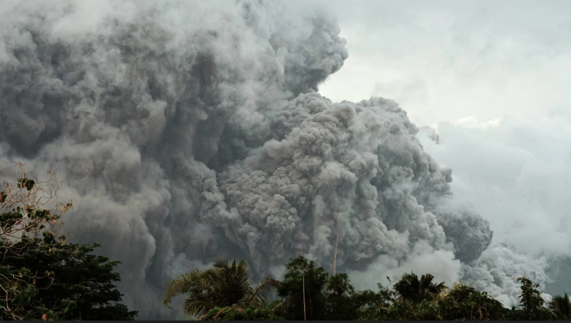 Erupția vulcanului Mayon din Filipine: cerul acoperit de cenușă și panică în rândul localnicilor