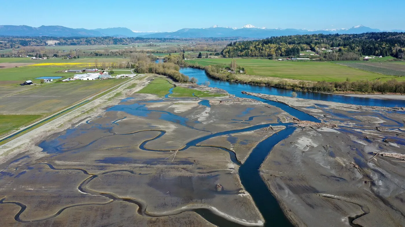 De ce un trib cumpără sute de hectare de teren agricol — și le inundă