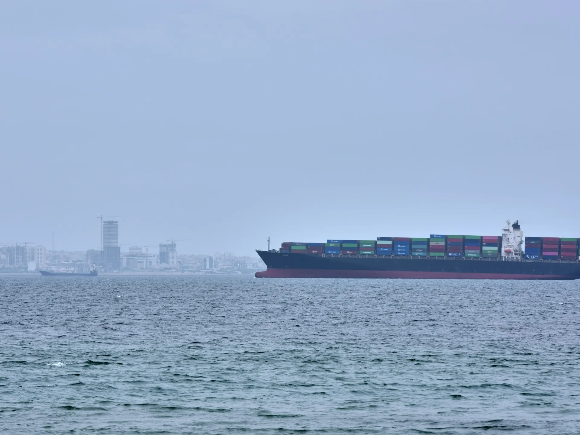 Atac asupra unui cargobot în largul coastei Iranului: tensiunile din Strâmtoarea Hormuz escaladează