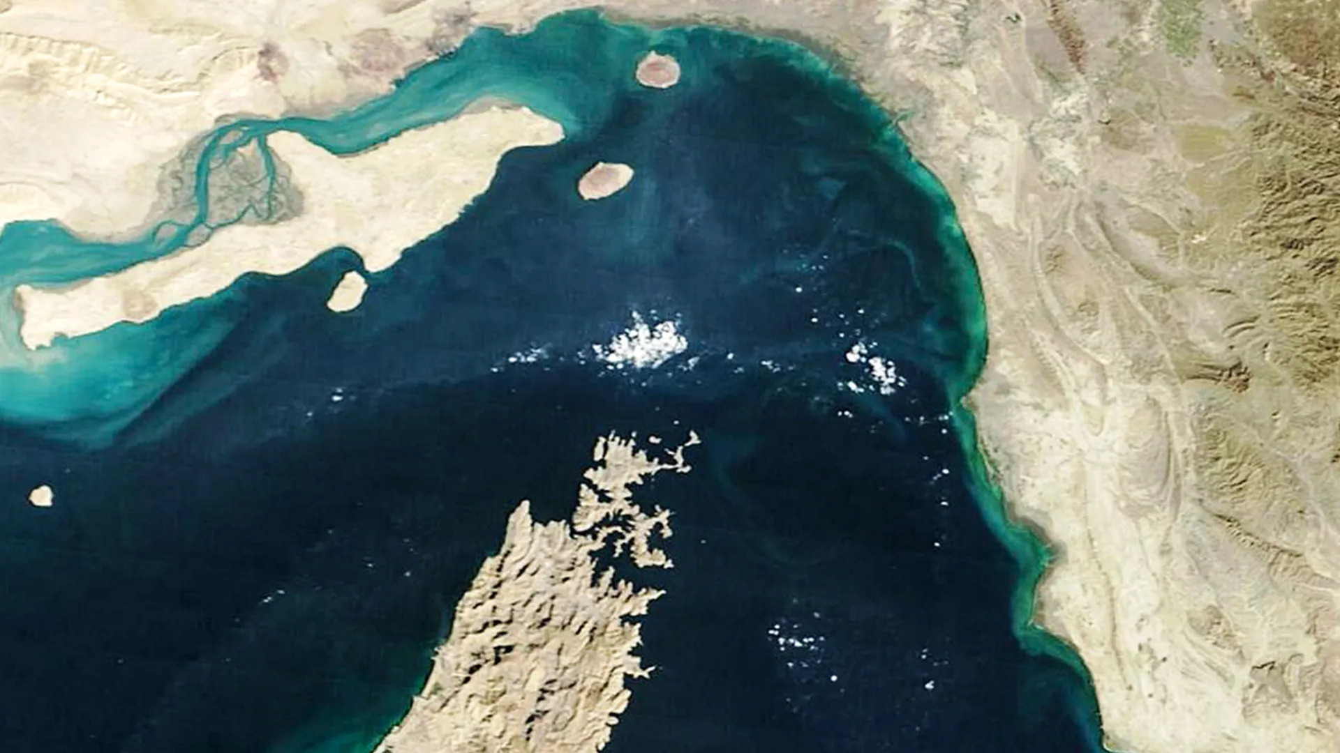 Iranul anunță că a tras rachete asupra unui distrugător american pentru a-l împiedica să intre în Strâmtoarea Hormuz