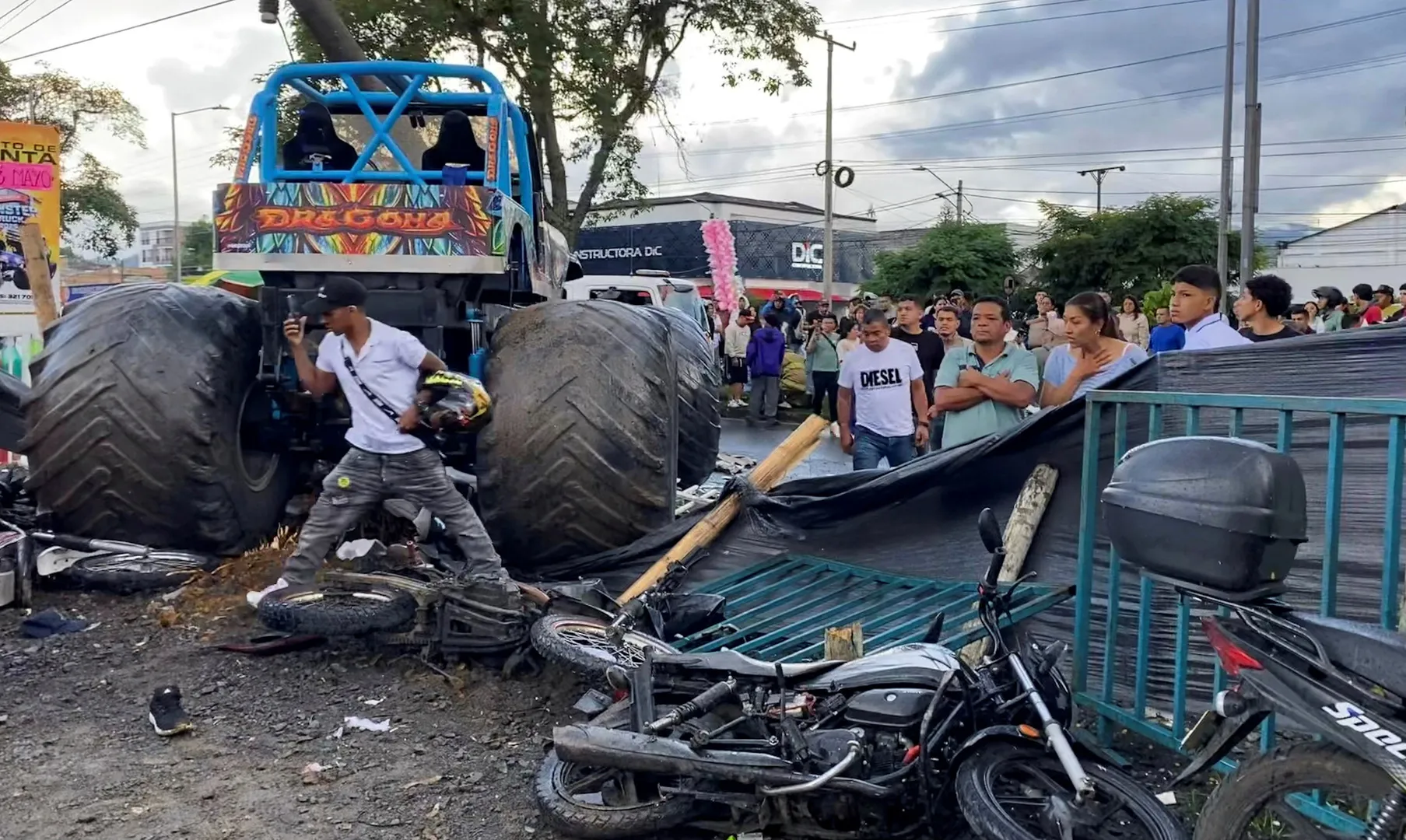 Tragedie la un spectacol auto: un monster truck a intrat în mulțime în Columbia, ucigând trei persoane