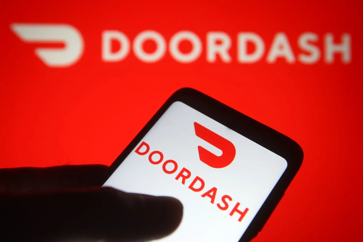 DoorDash integrează instrumente AI pentru a accelera înscrierea comercianților și a îmbunătăți fotografiile preparatelor