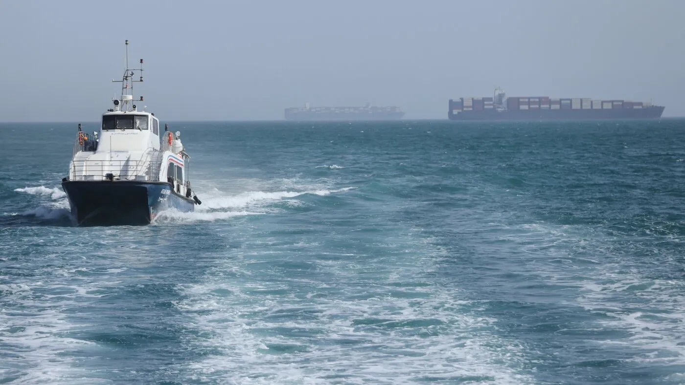 Emiratele Arabe Unite sub atac în timp ce SUA ajută două nave să traverseze Strâmtoarea Hormuz