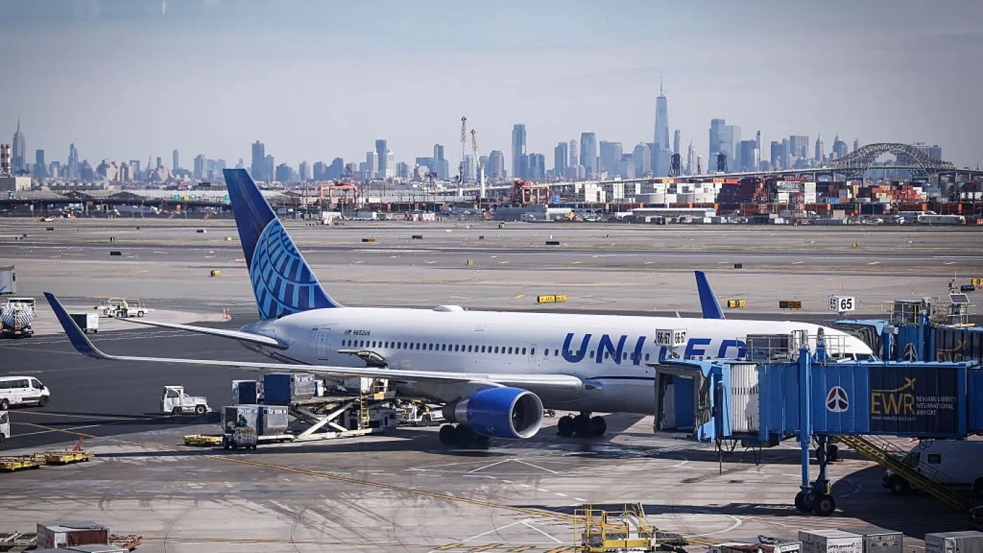 Un avion United Airlines a lovit un stâlp de iluminat și un camion lângă aeroportul Newark