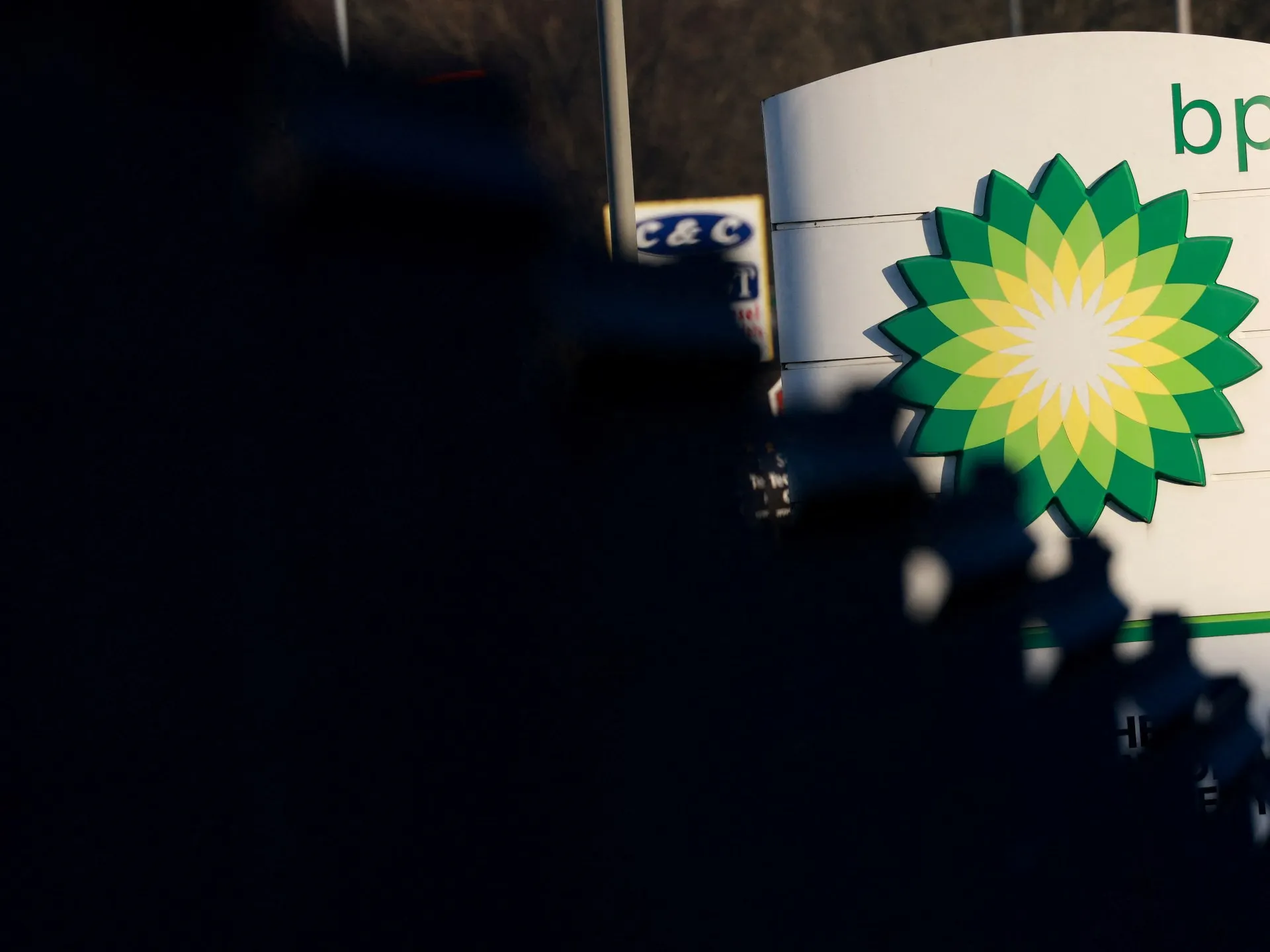 Statele ar trebui să taxeze profiturile excepționale ale petrolului pentru a finanța ieșirea din criză
