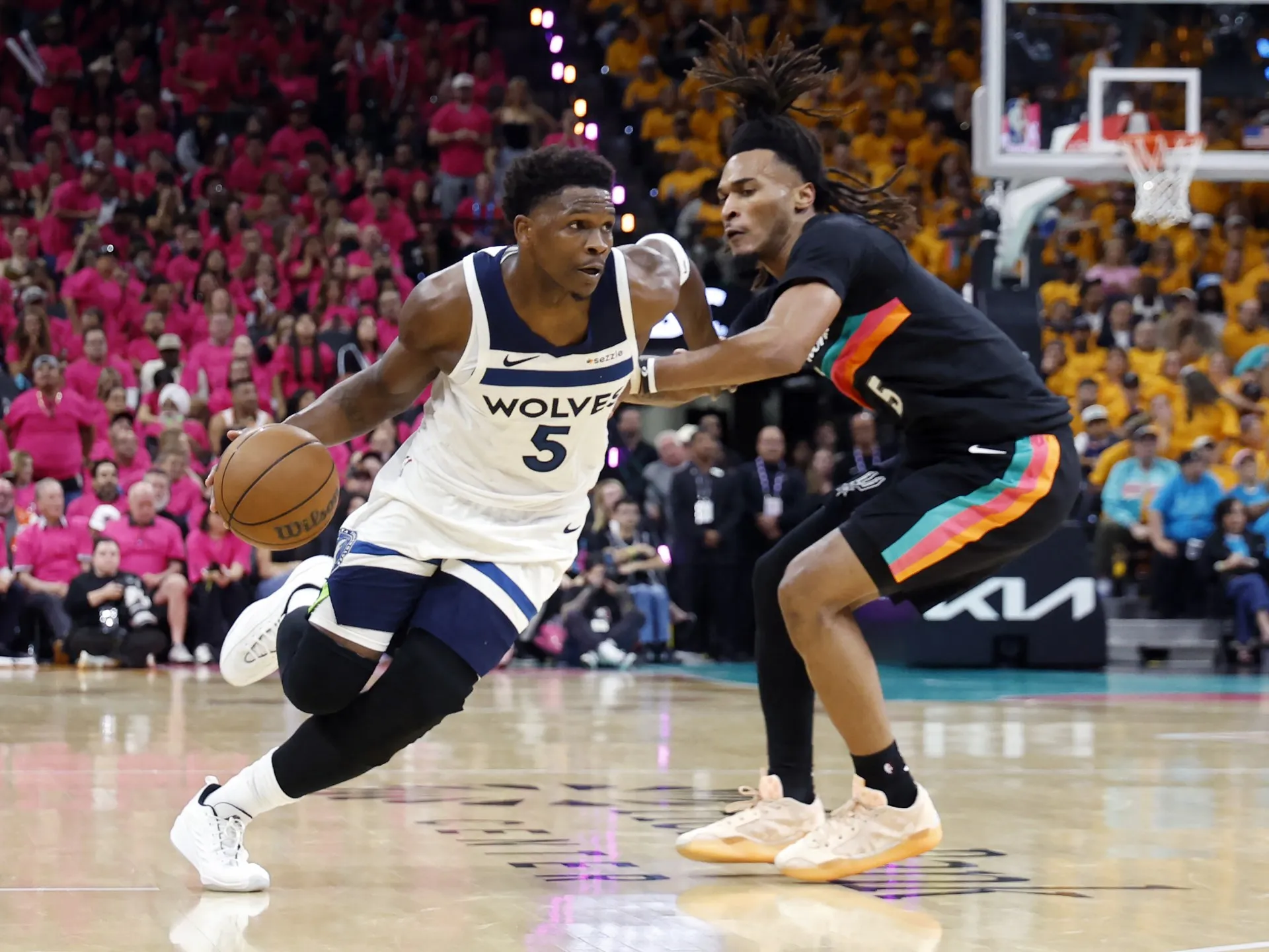 Semifinalele NBA: Timberwolves îi surprind pe Spurs în Game 1; Knicks zdrobesc 76ers