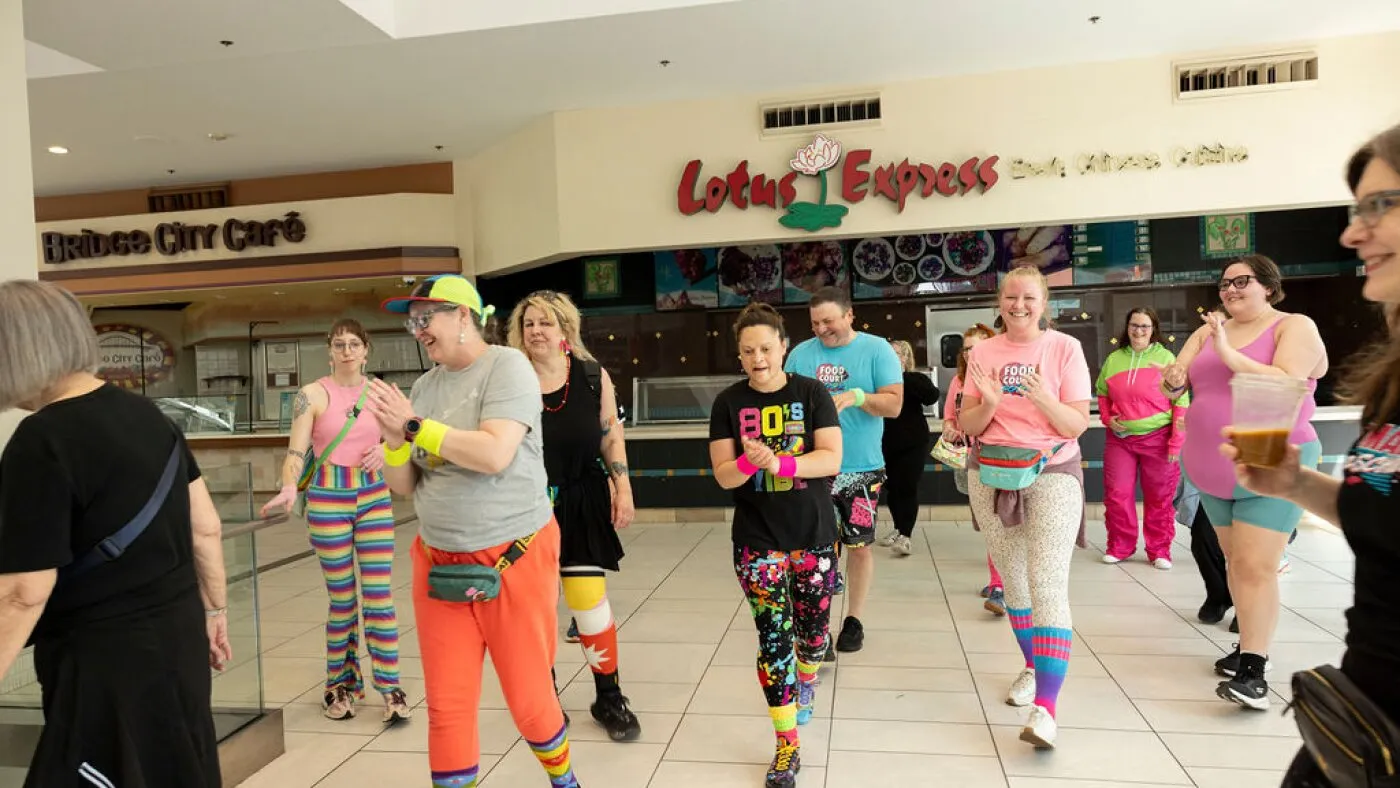 Grupul de mall-walkeri din Portland care aduce culoare și energie în pași