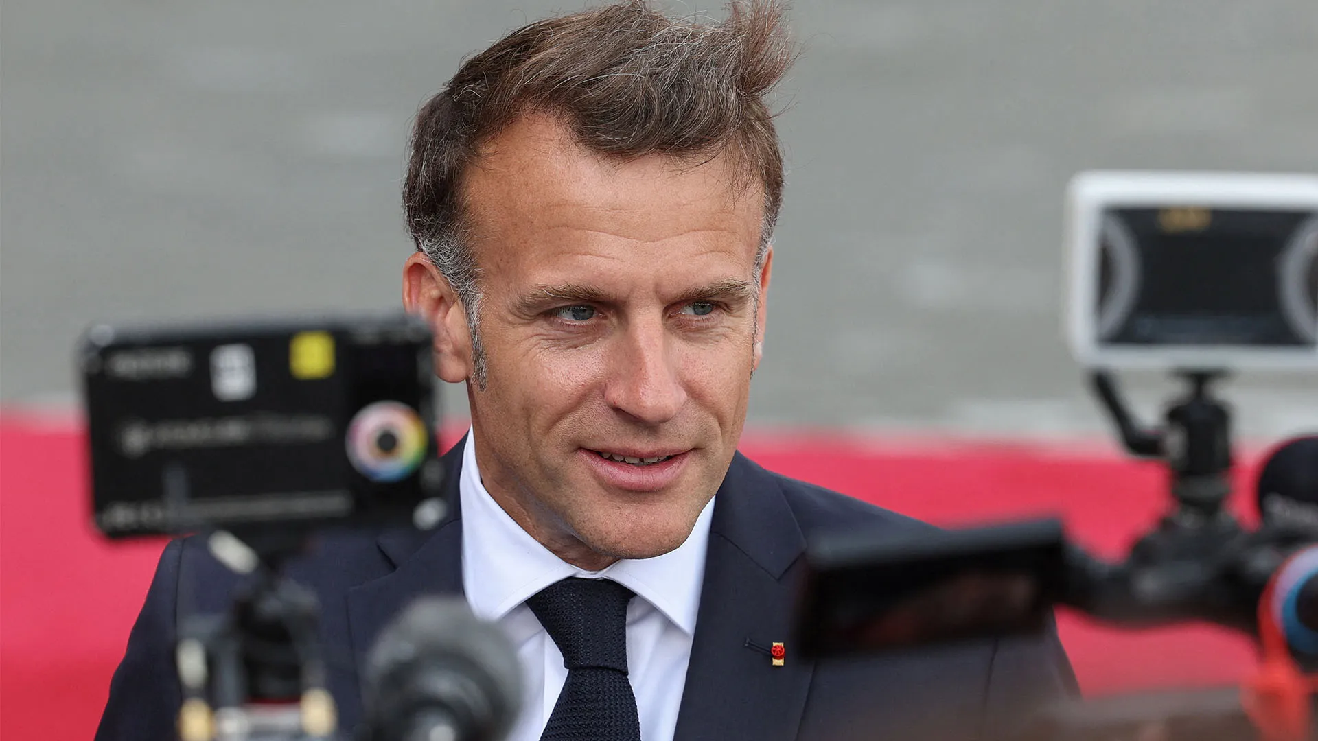 Macron cântă, Pashinyan tobește: un moment neobișnuit la cina de stat din Armenia