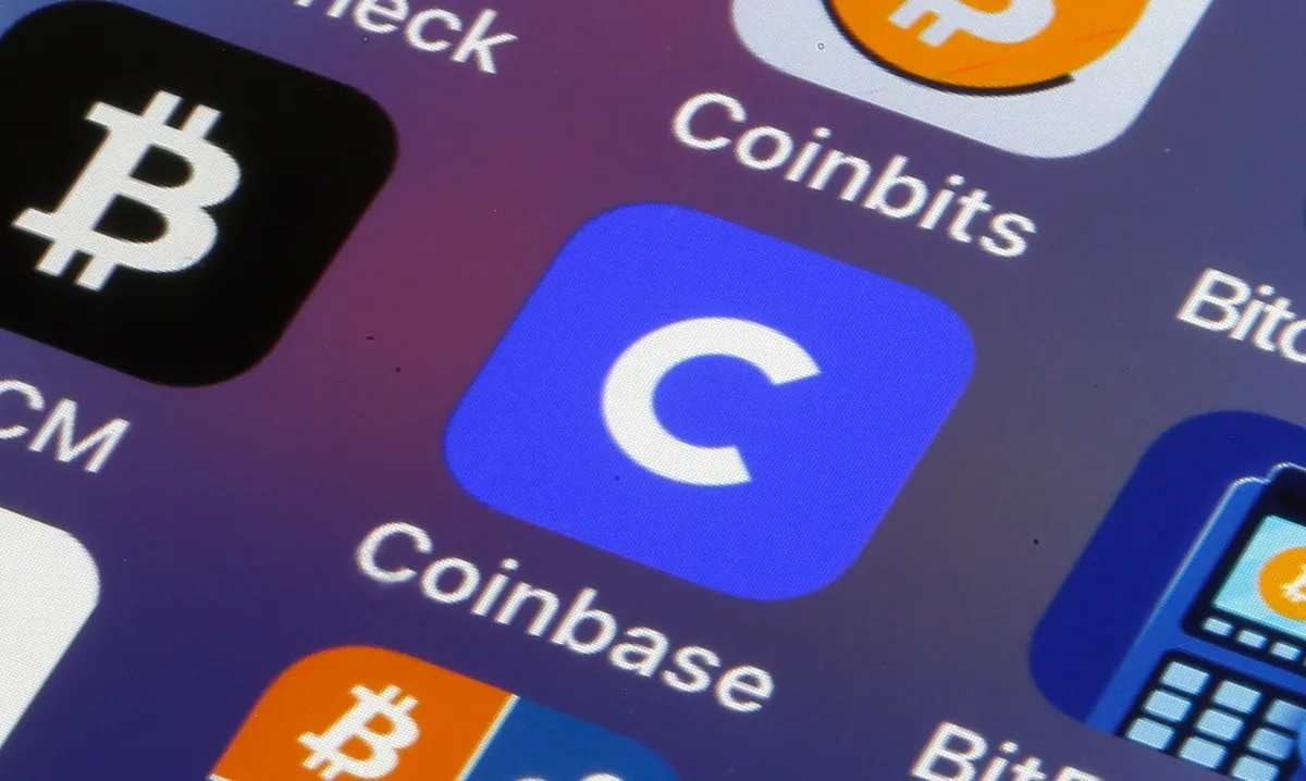 Coinbase concediază 14% din angajați într-o restructurare majoră: AI-ul și volatilitatea cripto, în centrul deciziei
