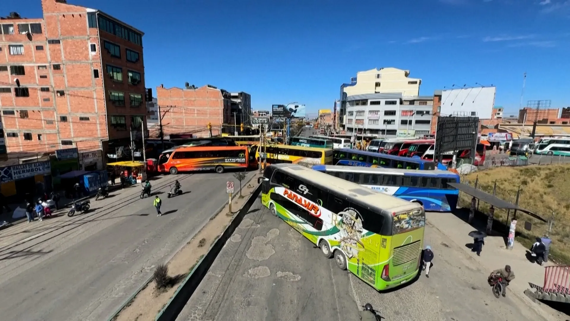 Autobuze blochează drumurile în Bolivia: greva transportatorilor din cauza crizei de combustibil