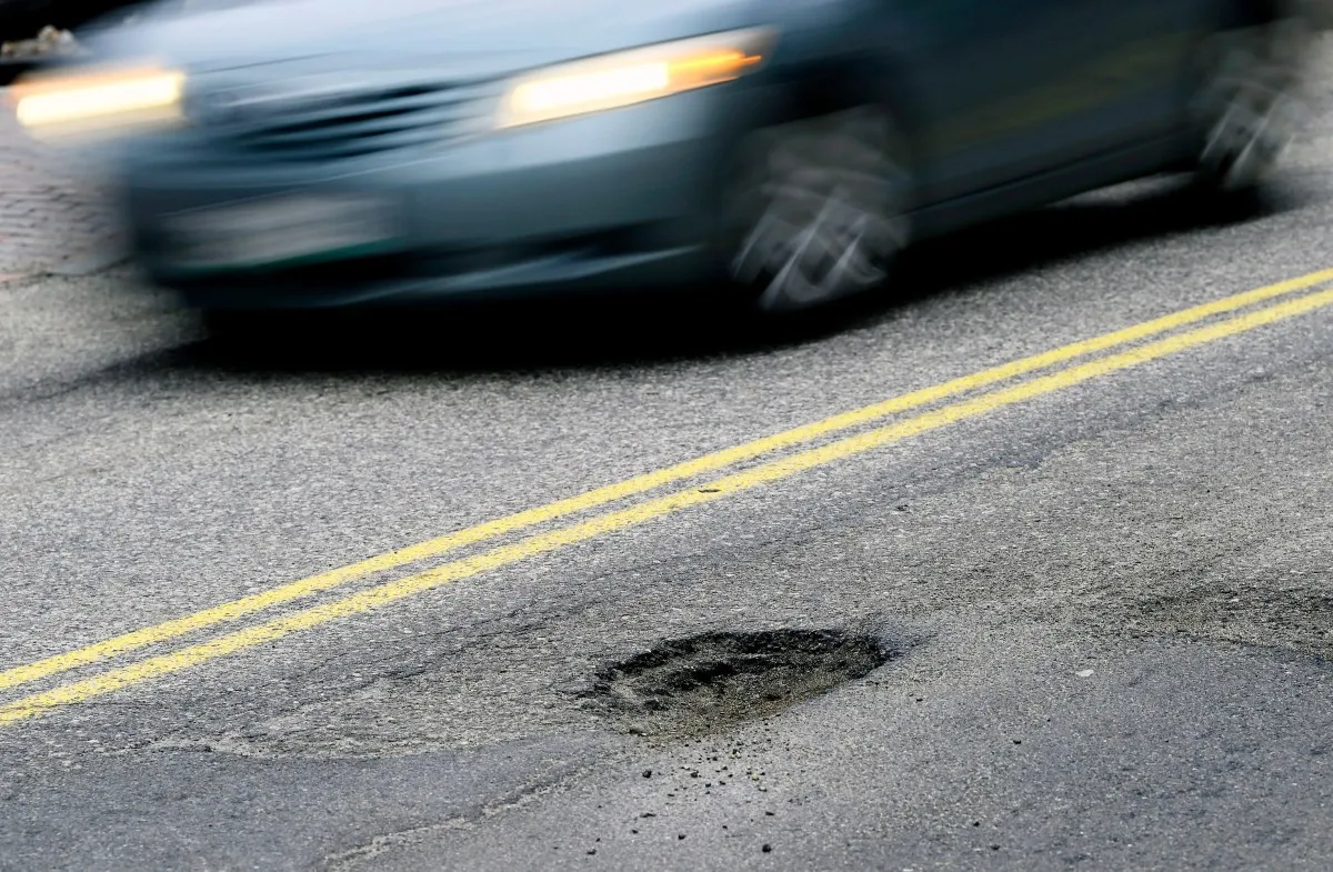 Inteligența artificială transformă mașinile conectate în detectoare de gropi