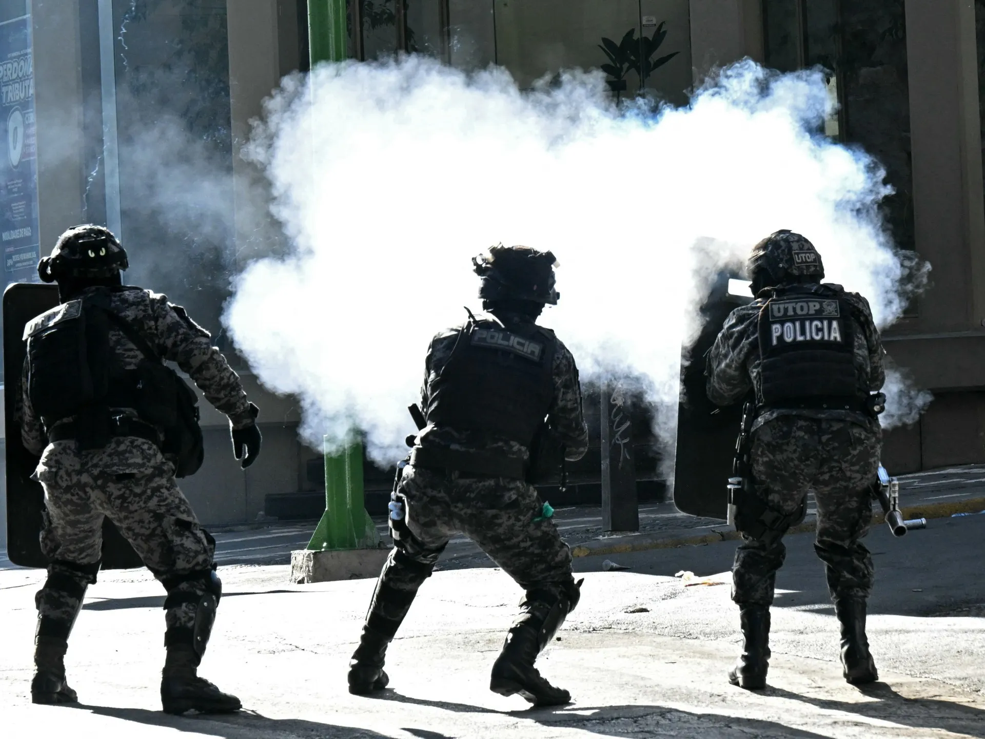 Explozii și confruntări în Bolivia: minerii și sindicatele rurale cer demisia președintelui