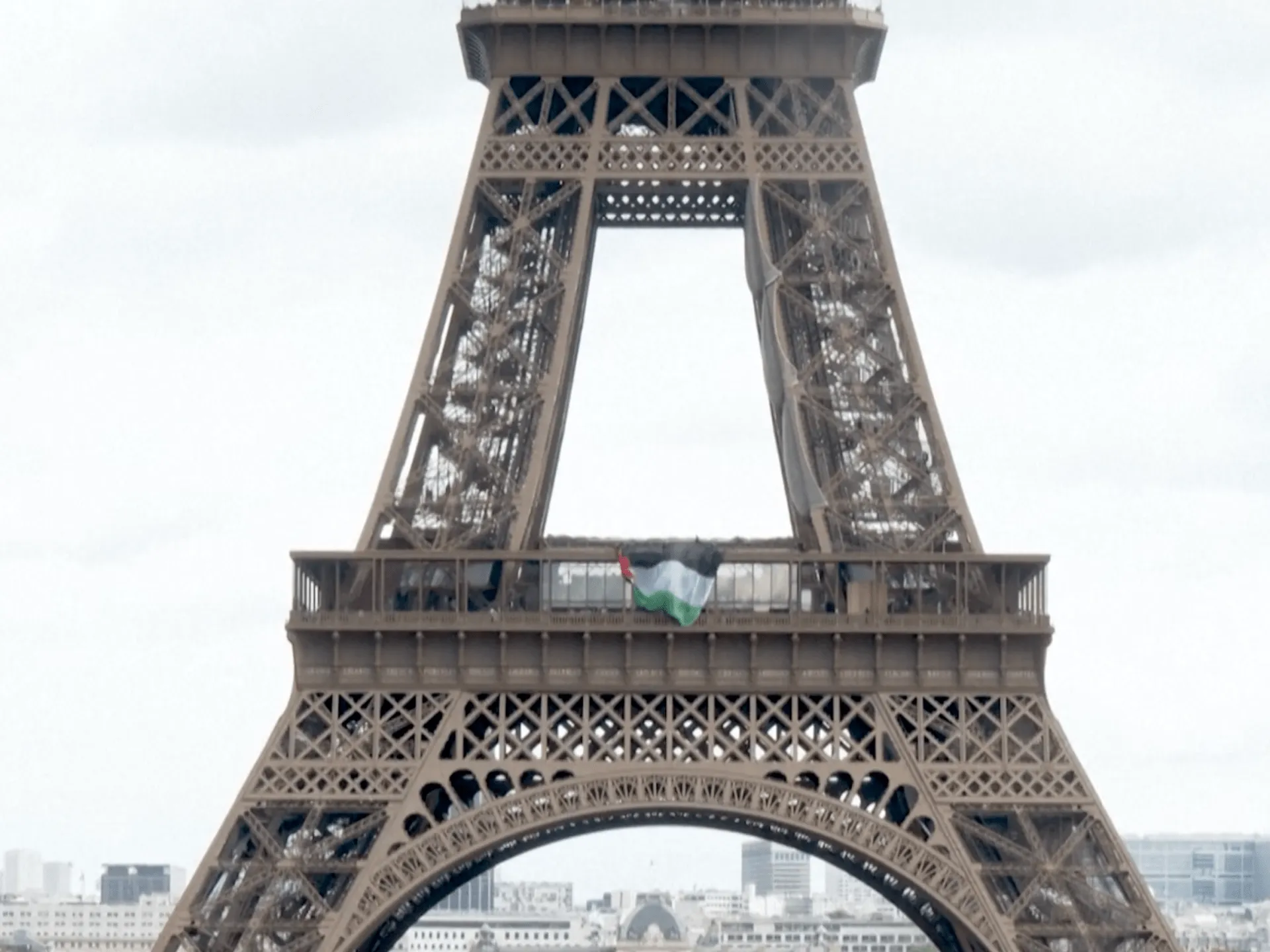 Activiști au arborat steagul palestinian pe Turnul Eiffel de Ziua Nakba