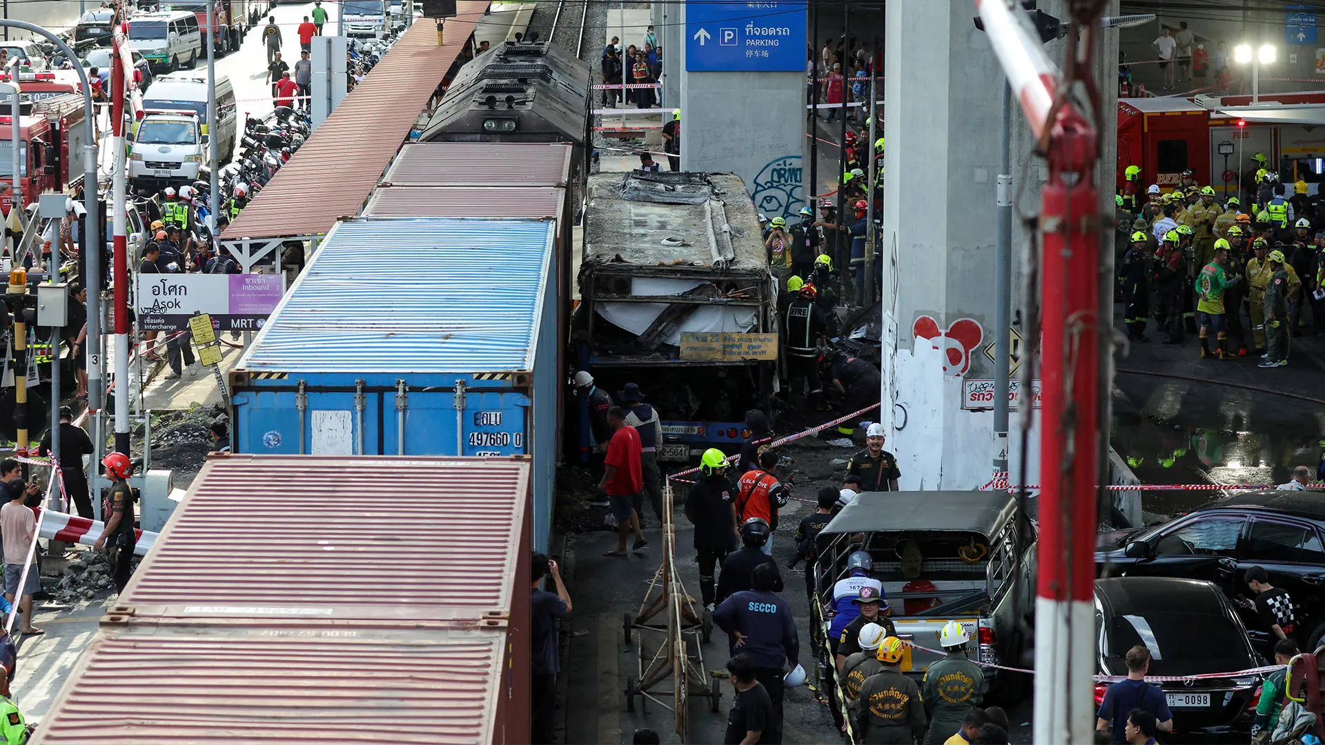 Momentul tragic al coliziunii mortale dintre un tren de marfă și un autobuz în Bangkok