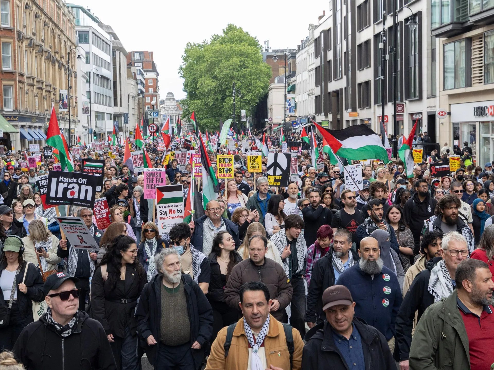 Zeci de mii de oameni au ieșit în stradă la Londra: între marșul extremei drepte și solidaritatea cu Palestina
