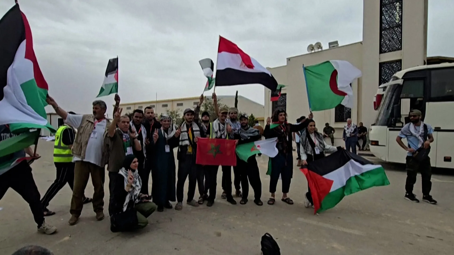 Activiști pornesc într-un convoi terestru din Libia pentru a duce ajutoare în Gaza