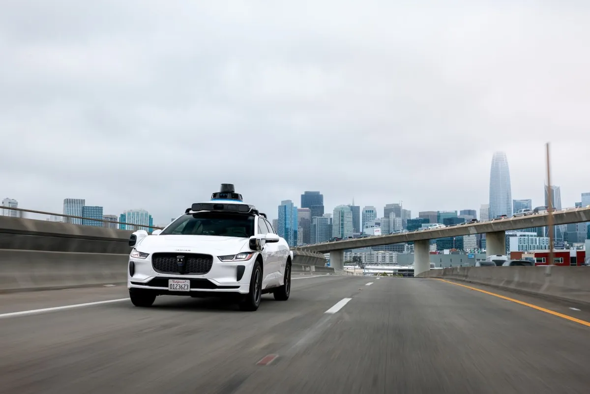 Waymo suspendă cursele pe autostrăzi după ce robo-taxiurile au întâmpinat probleme în zonele de construcții