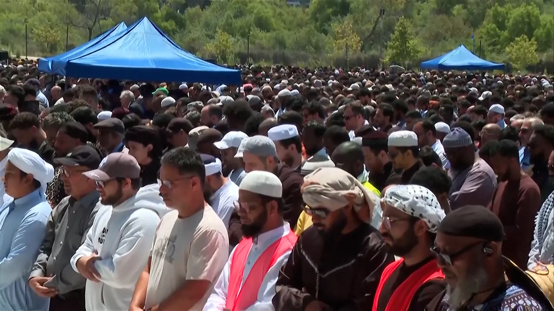 Mii de oameni au participat la rugăciunile funerare pentru victimele atacului de la moscheea din San Diego
