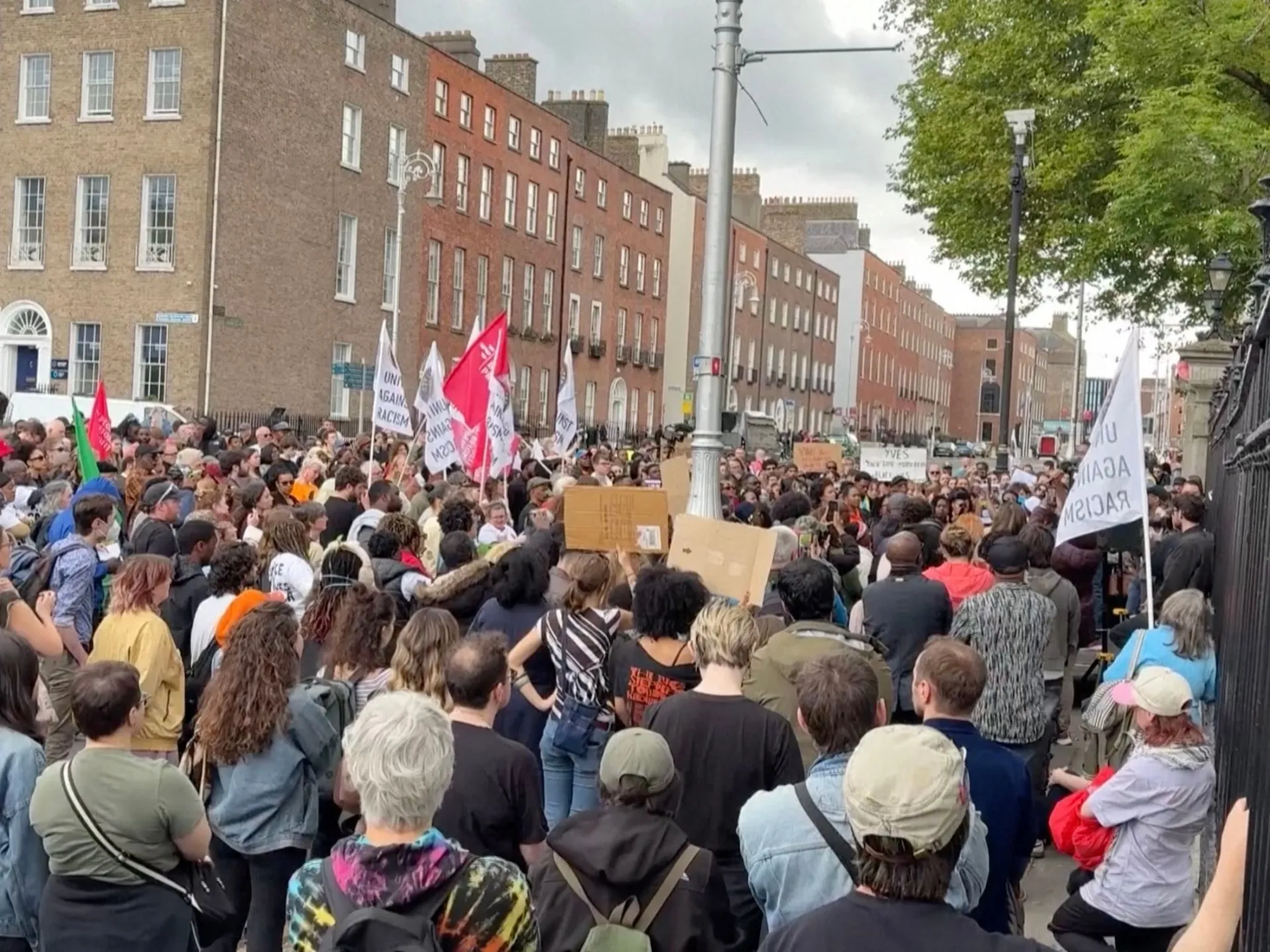Sute de oameni protestează în Irlanda: „Momentul George Floyd” după moartea unui bărbat congolez