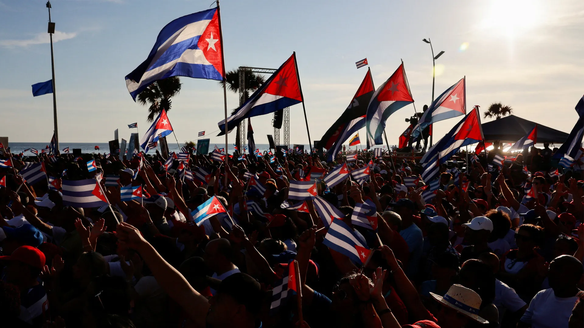 Mii de cubanezi protestează în fața ambasadei SUA în sprijinul lui Raul Castro, după acuzațiile penale americane