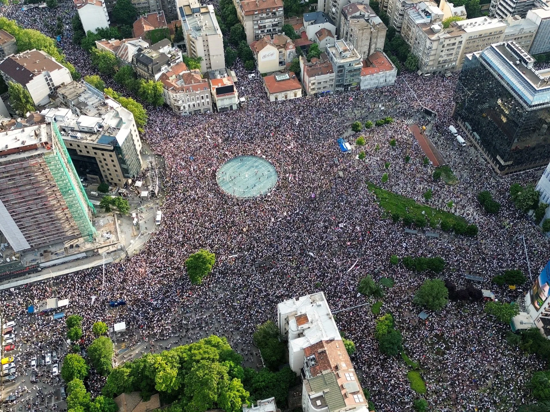 Zeci de mii de oameni protestează în Serbia împotriva guvernului, cerând alegeri anticipate