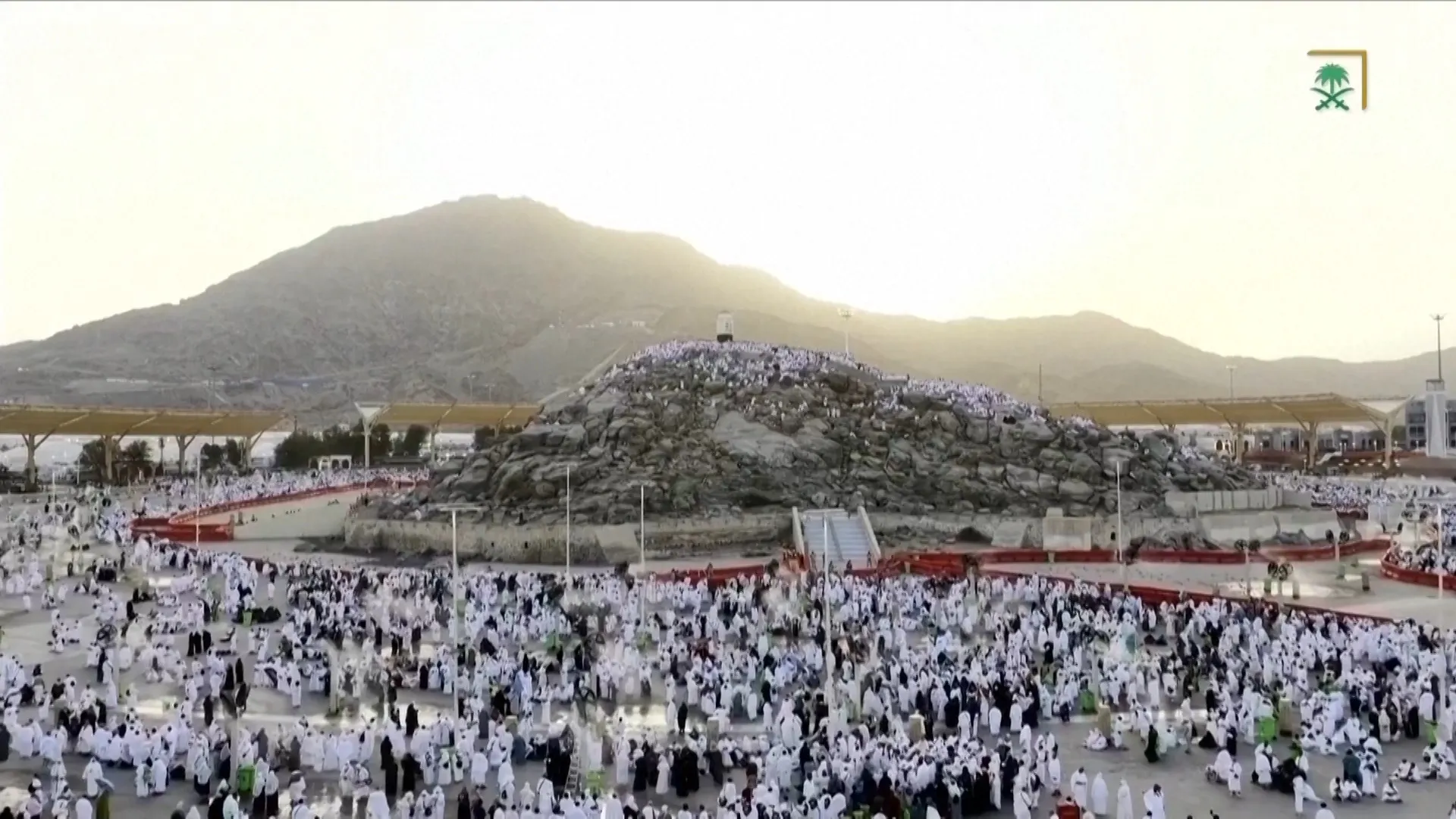 Musulmanii se roagă pe Muntele Arafat în punctul culminant al pelerinajului Hajj