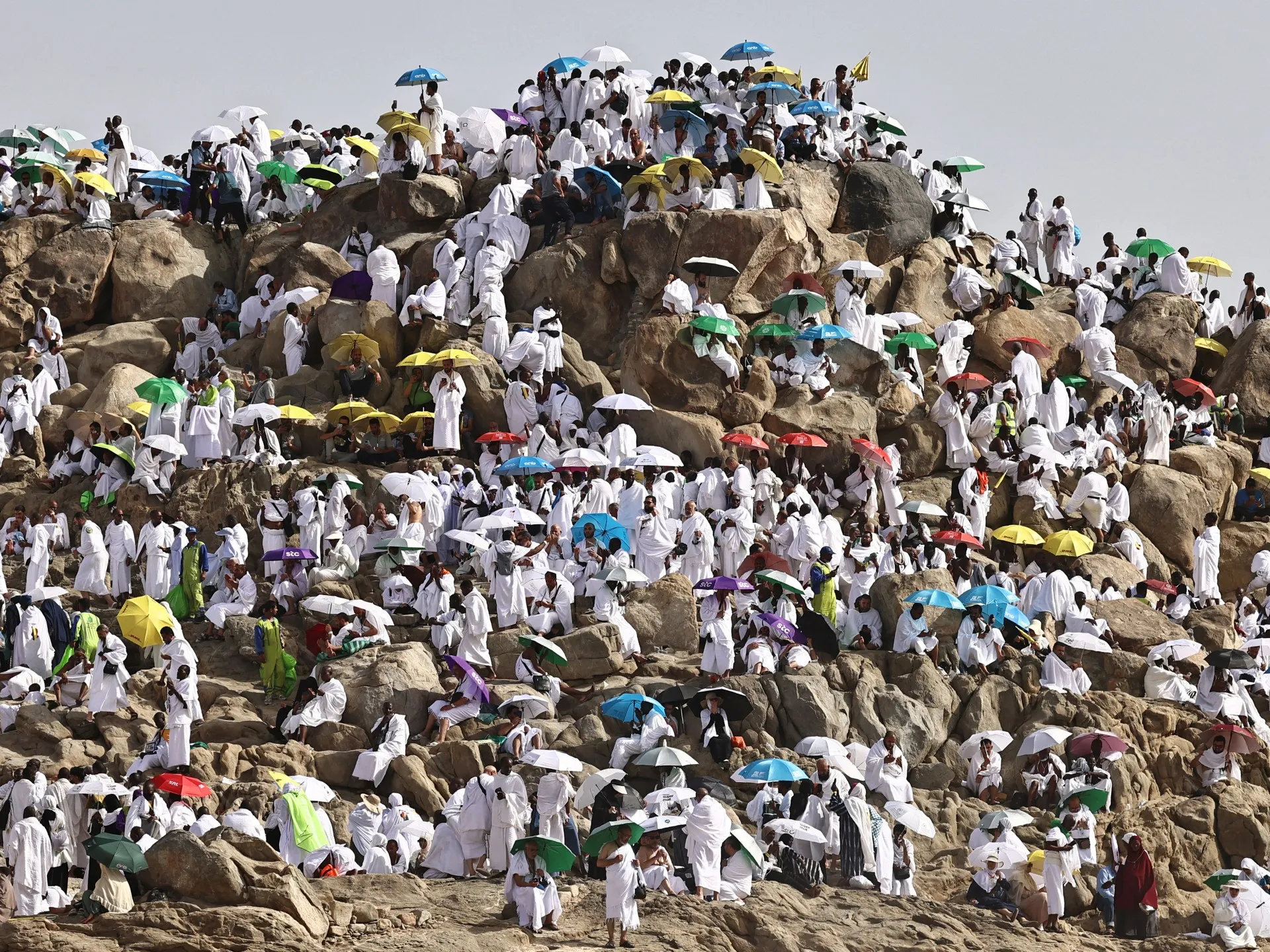 Pelerinii Hajj se adună pe Muntele Arafat sub soarele arzător al deșertului