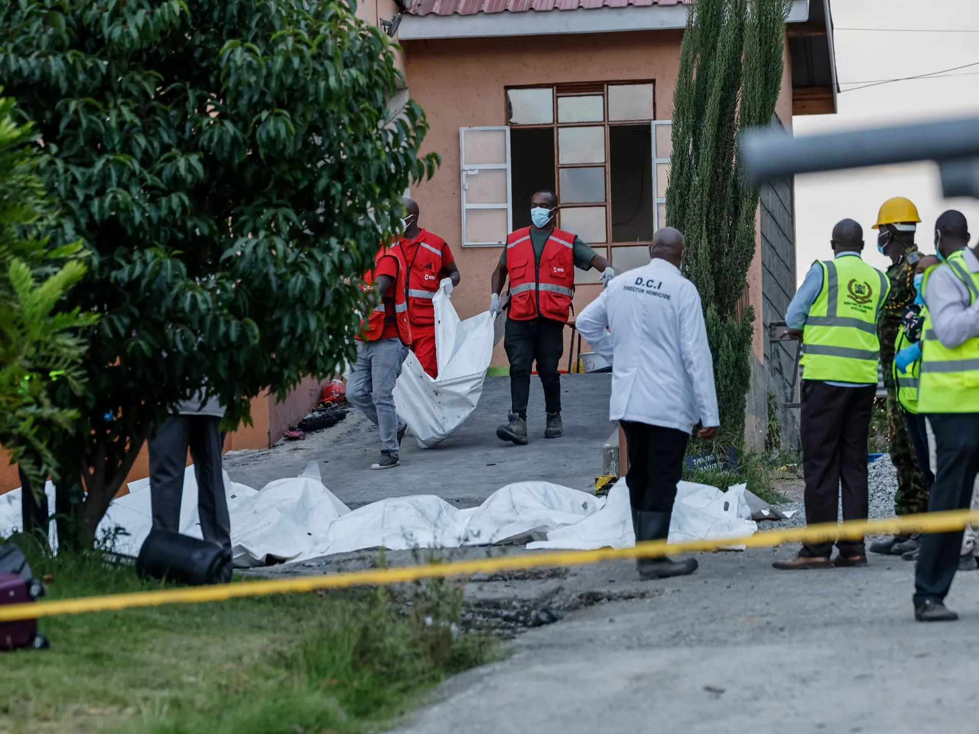 Opt eleve arestate pentru incendierea unei școli din Kenya: 16 fete au murit
