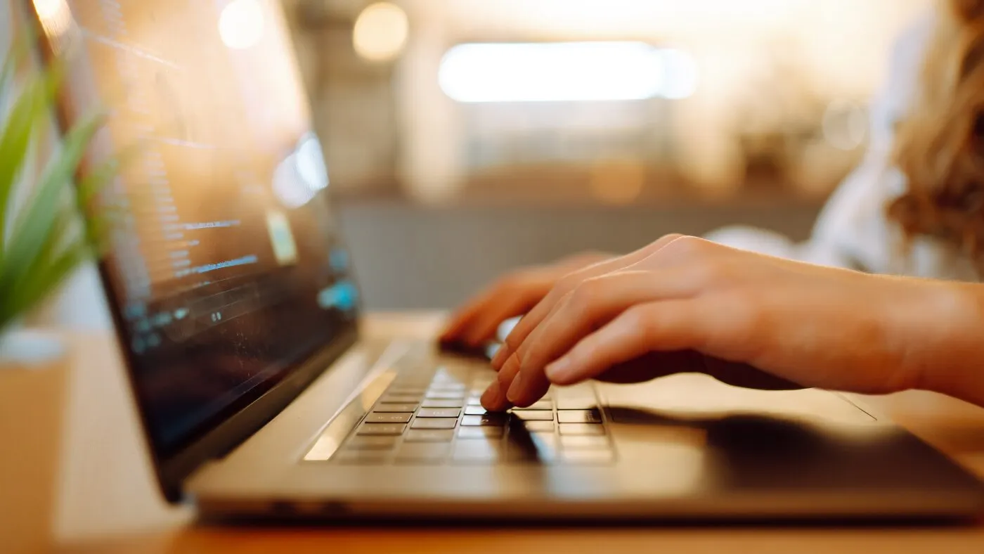 Munca la distanță, nu inteligența artificială, îi dezavantajează pe tinerii absolvenți, arată un studiu