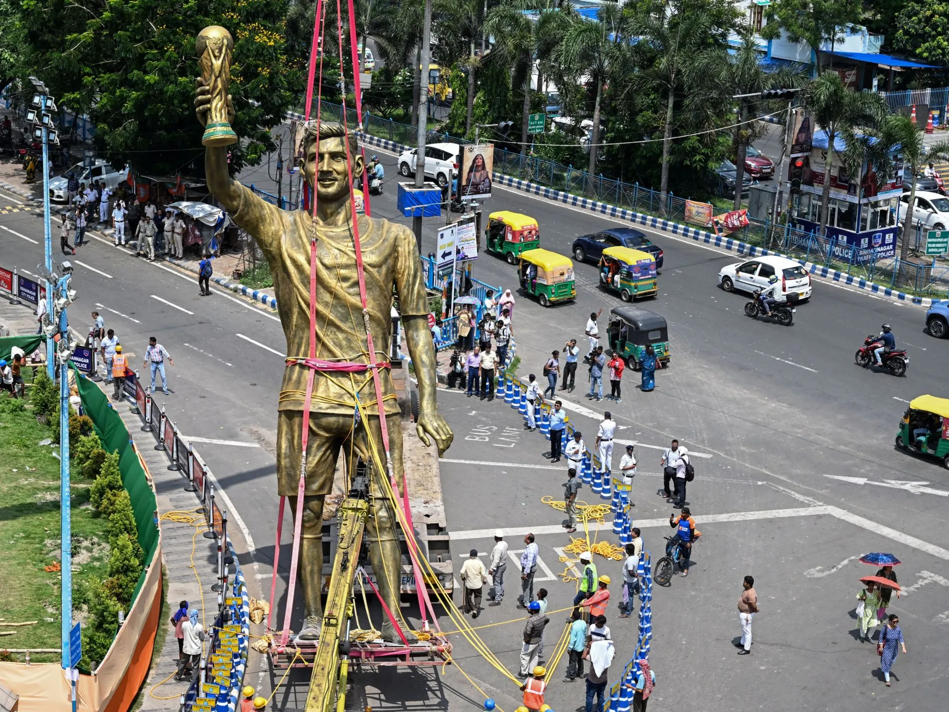 Statuia gigantică a lui Messi din India, coborâtă de urgență: se clătina în vânt și punea în pericol oamenii