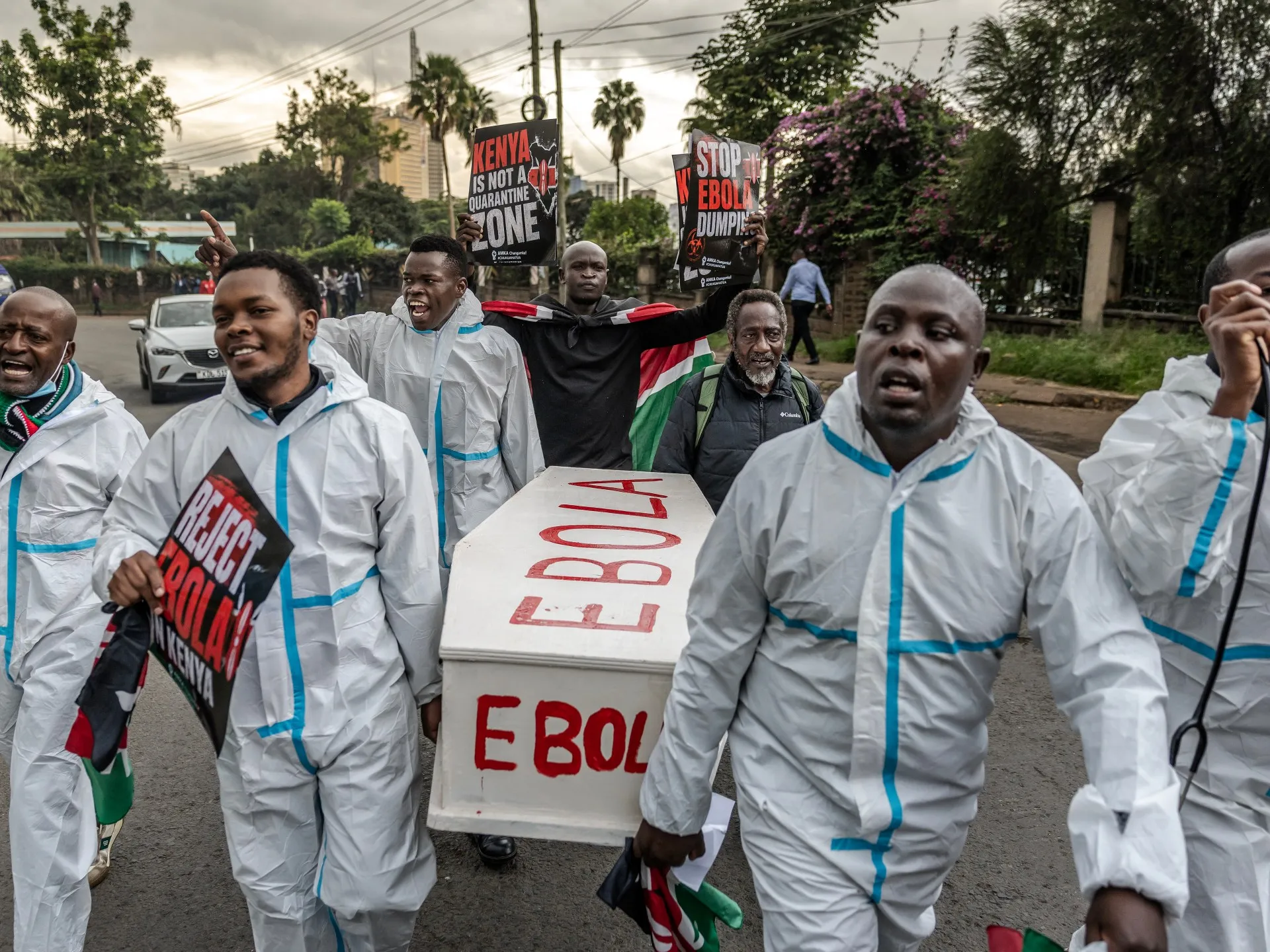 Proteste în Nairobi: Un sicriu „Ebola” folosit împotriva unui centru american de carantină