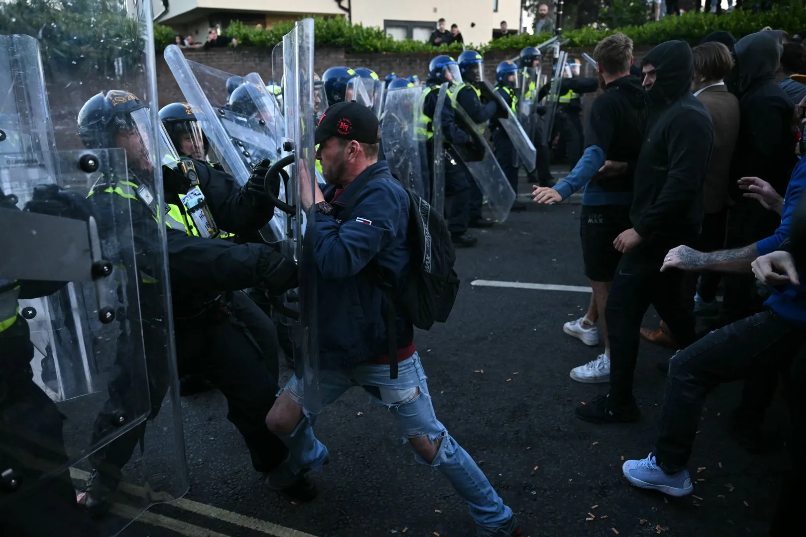 Indignare în Marea Britanie după ce poliția a arestat un student pe moarte