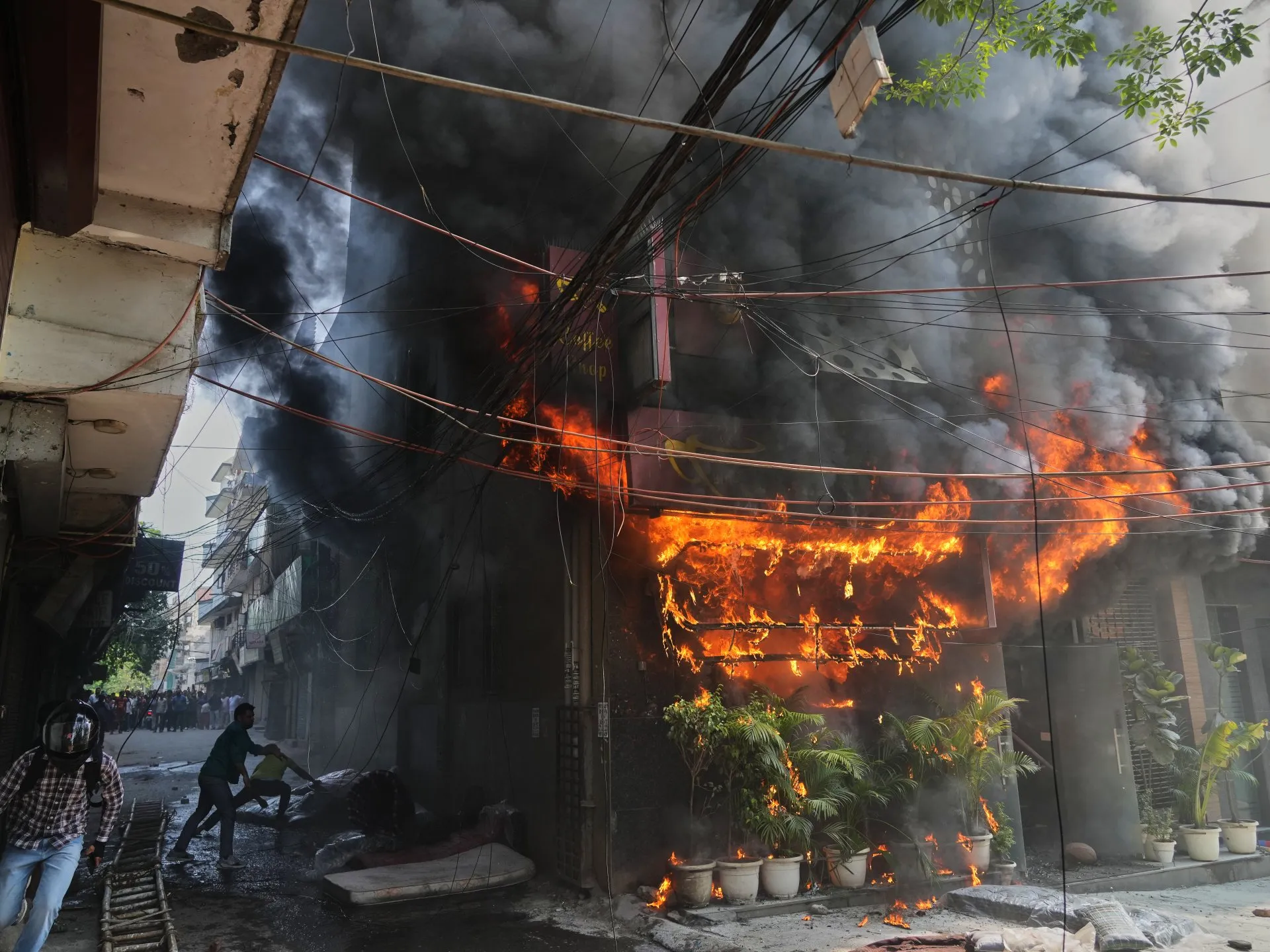 Incendiu într-o clădire din New Delhi: cel puțin 21 de morți, inclusiv cetățeni străini