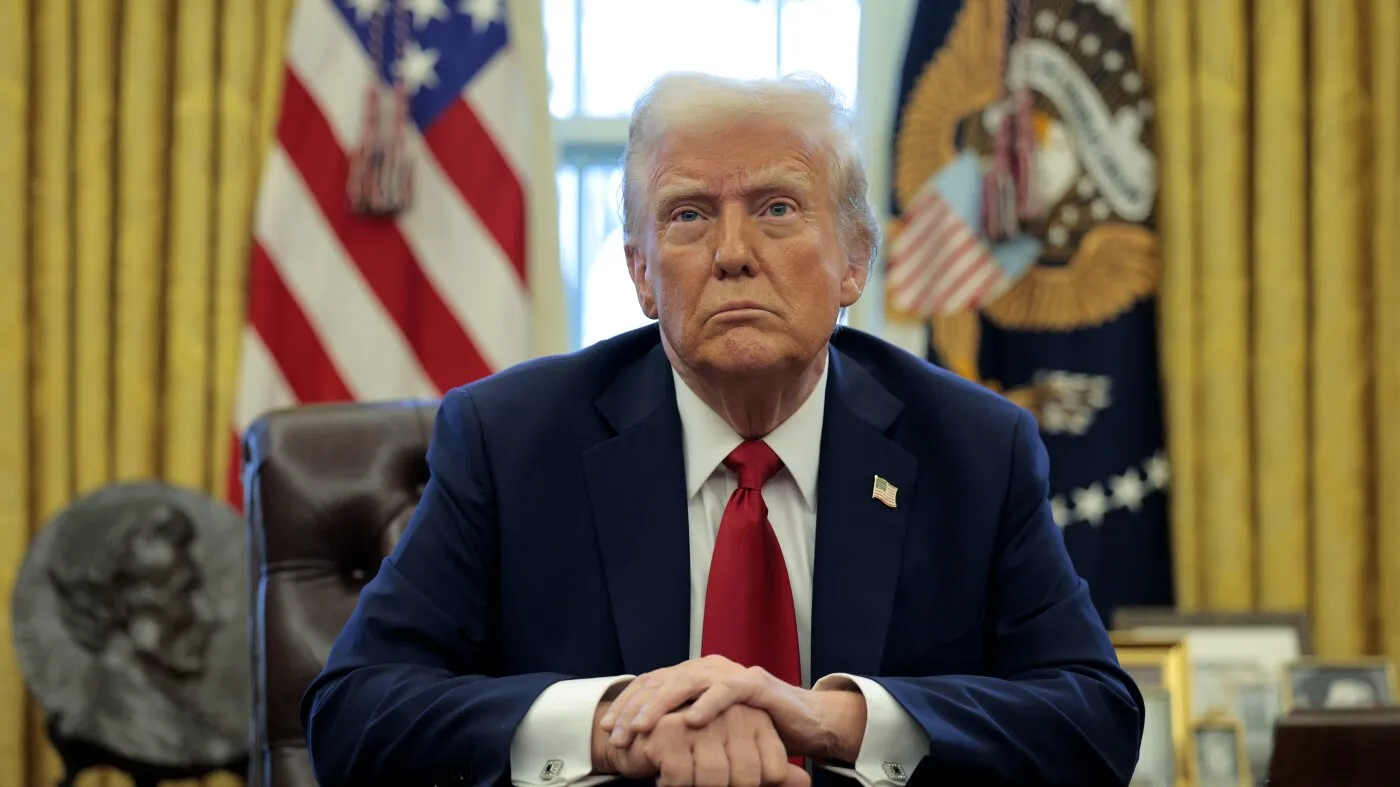Trump elimină protecțiile locurilor de muncă pentru 8.000 de funcționari federali