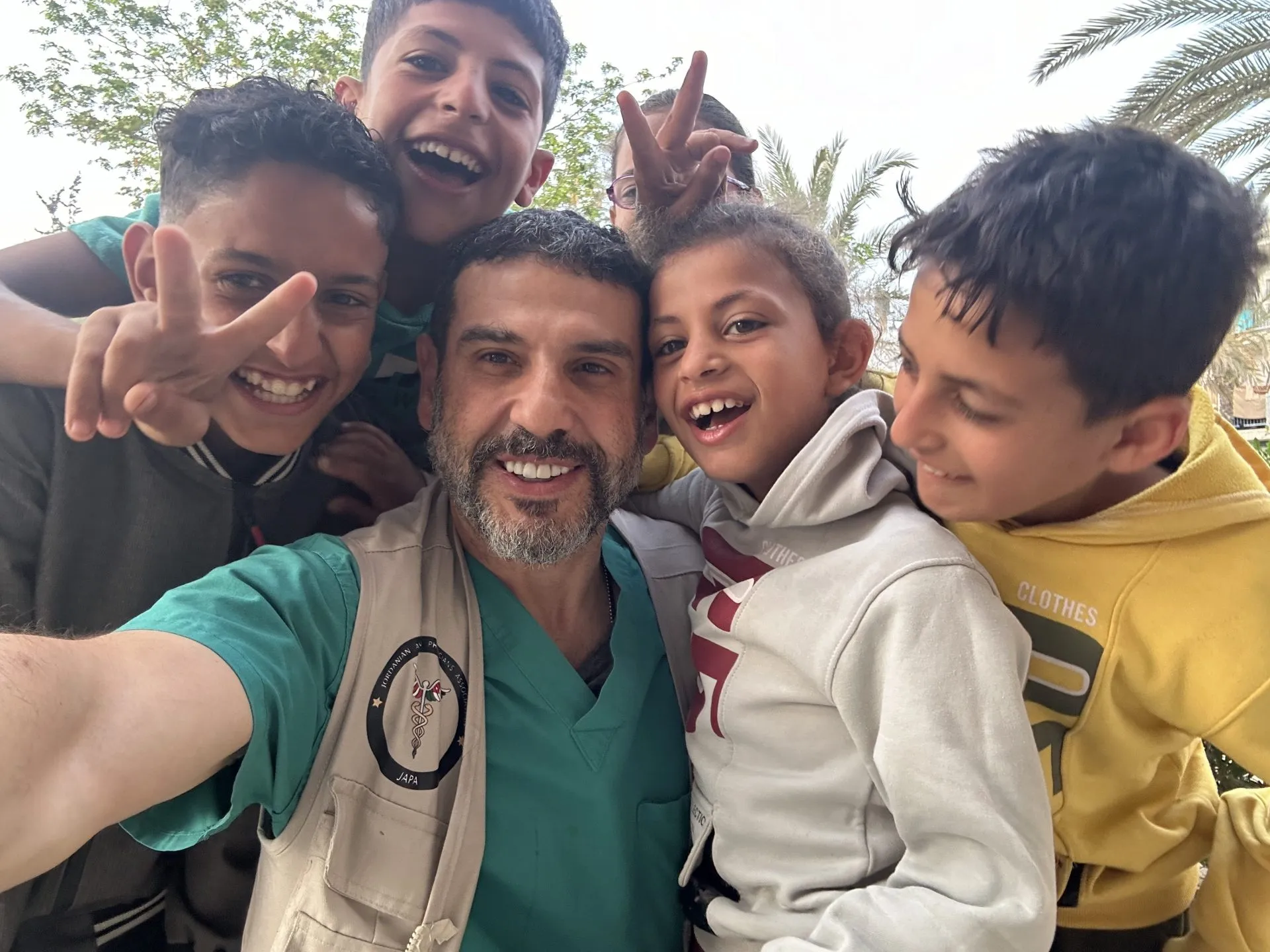 Cine este Adam Hamawy? Doctorul care a operat în Gaza și candidează pentru Congresul SUA
