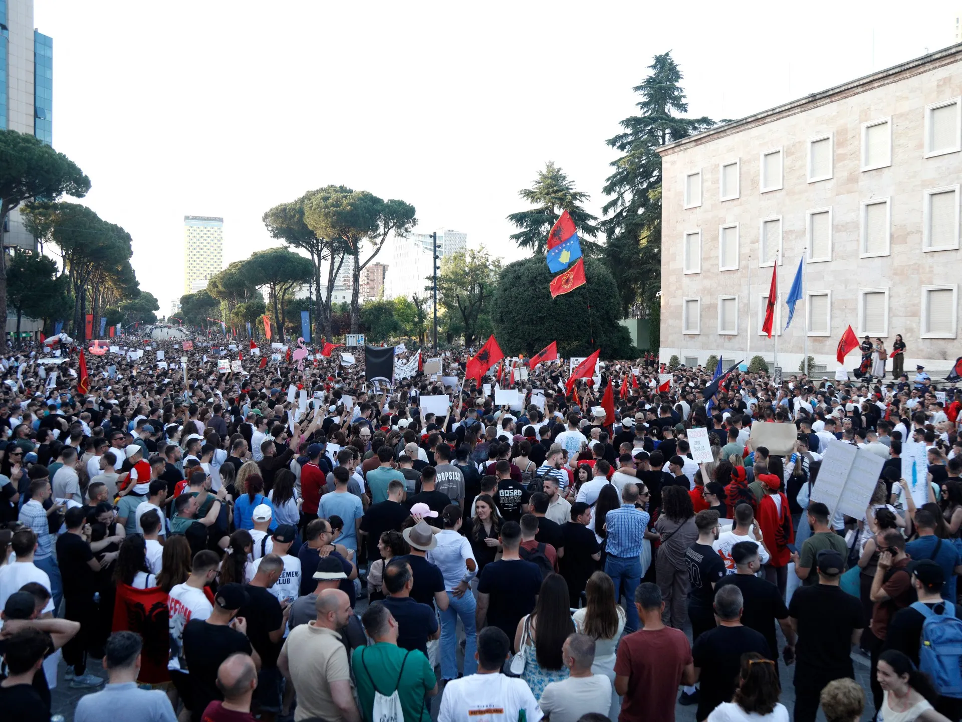 Mii de oameni protestează în Albania împotriva unui complex turistic de coastă legat de Jared Kushner