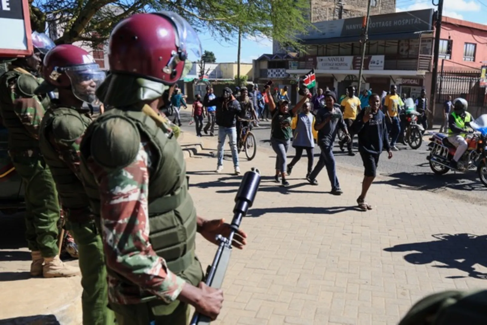 Președintele kenyan apără facilitățile americane pentru Ebola în contextul protestelor violente