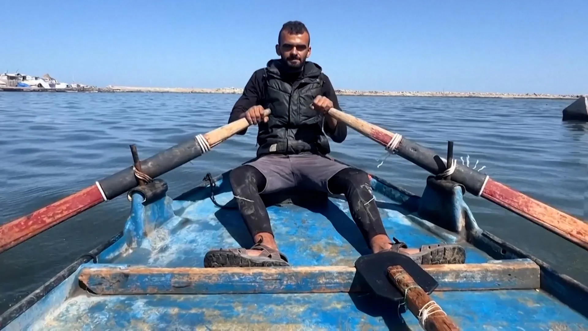 Pescarii din Gaza navighează cu ambarcațiuni improvizate din rame de uși și resturi de bombardamente