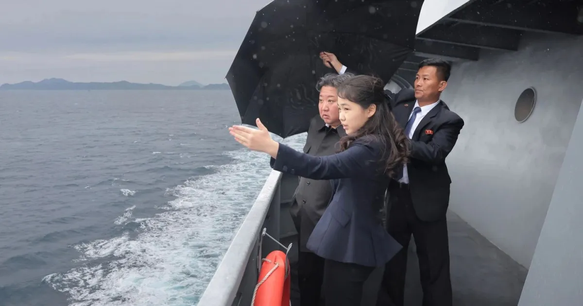 Kim Jong Un ordonă construirea unui distrugător de 10.000 de tone și dezvoltarea de arme subacvatice secrete, înaintea vizitei lui Xi Jinping