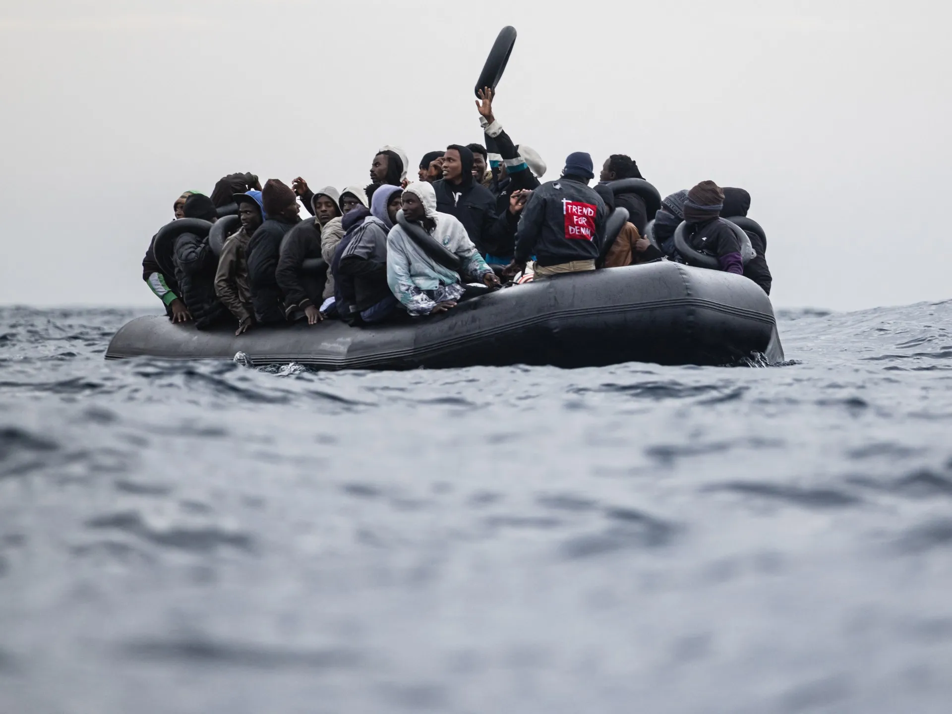 Italia recuperează 10 cadavre după ce o ambarcațiune cu aproape 60 de persoane la bord s-a răsturnat în largul Maltei