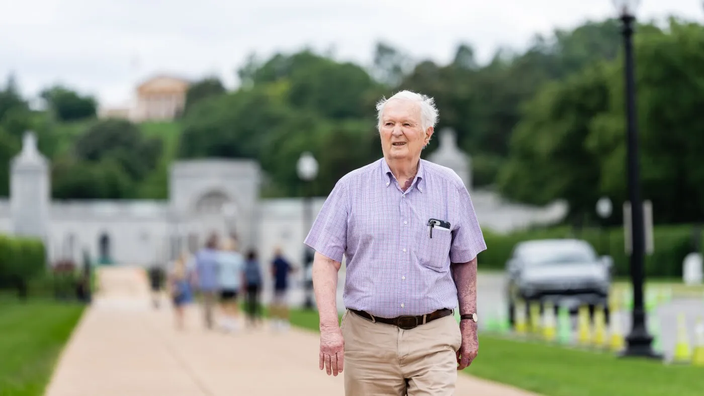 Veteranii și familiile lor se opun arcului lui Trump lângă Cimitirul Național Arlington